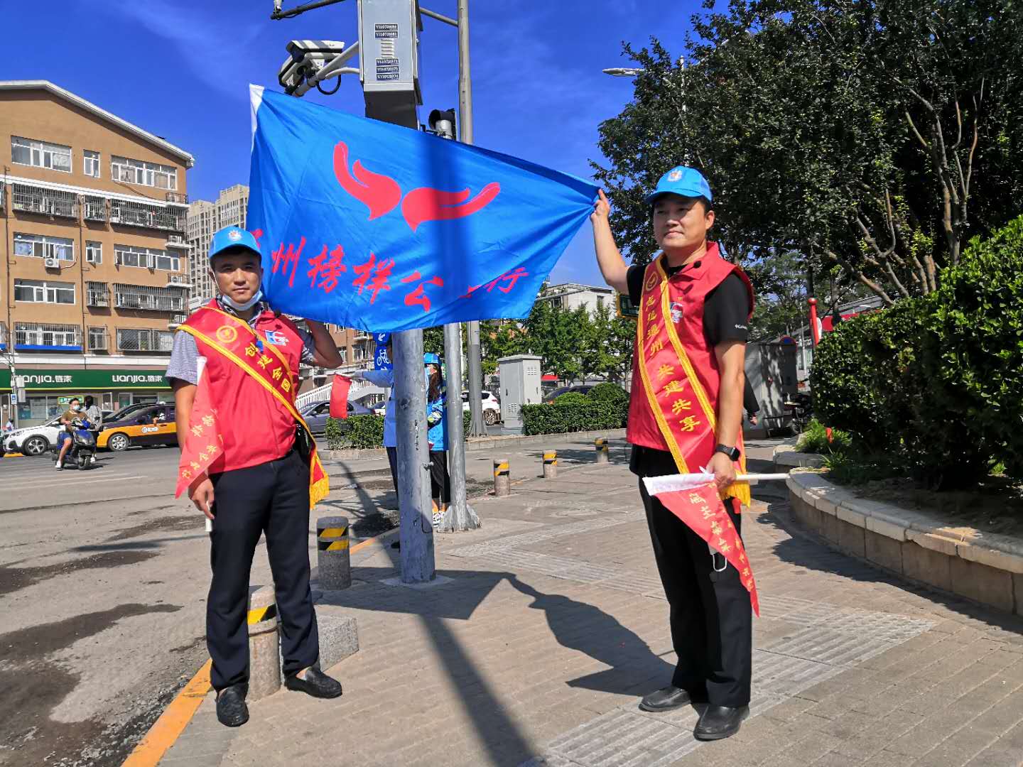 <strong>大鸡巴操的小骚逼都内翻出来内射达到高潮。</strong>